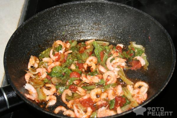 Рецепт: Рисовая лапша Пад Тай - С креветками и листьями зеленого салата