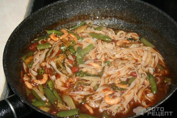 Рецепт: Рисовая лапша Пад Тай - С креветками и листьями зеленого салата