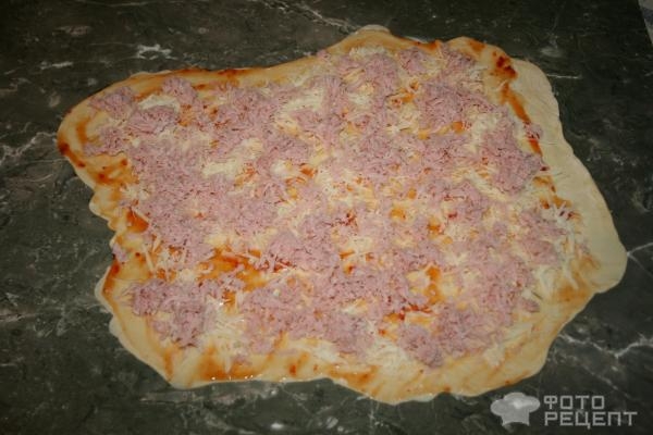 Рецепт: Рулет из слоеного теста с начинкой - в виде багета, с ветчиной и сыром