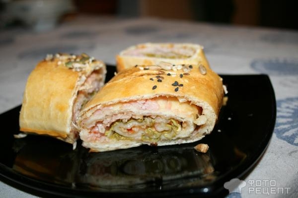 Рецепт: Рулет из слоеного теста с начинкой - в виде багета, с ветчиной и сыром