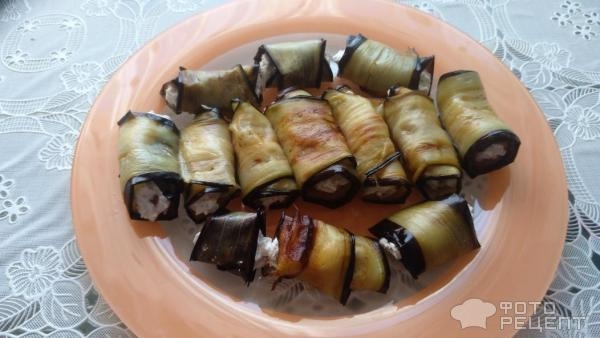 Рецепт: Рулетики из баклажан с творожным сыром и орехами - с чесноком