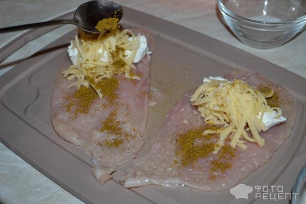 Рецепт: Рулетики из куриного филе - С сыром, творогом, пряностями и сметаной
