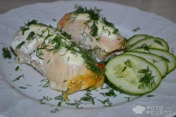 Рецепт: Рулетики из куриного филе - С сыром, творогом, пряностями и сметаной