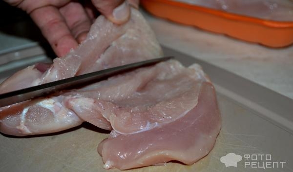 Рецепт: Рулетики из куриного филе - С сыром, творогом, пряностями и сметаной