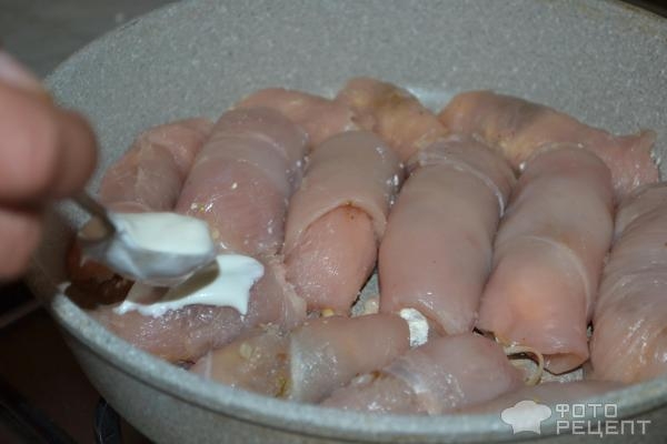 Рецепт: Рулетики из куриного филе - С сыром, творогом, пряностями и сметаной