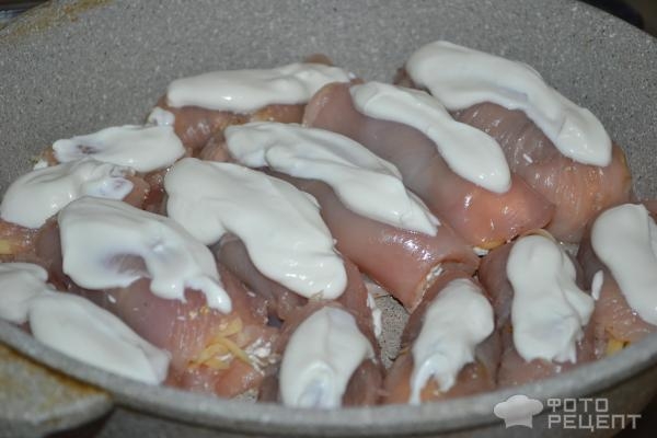 Рецепт: Рулетики из куриного филе - С сыром, творогом, пряностями и сметаной