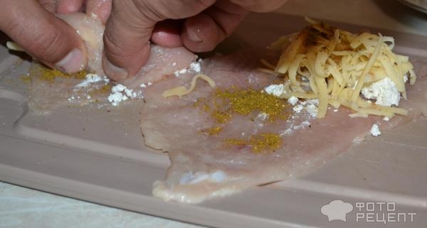 Рецепт: Рулетики из куриного филе - С сыром, творогом, пряностями и сметаной