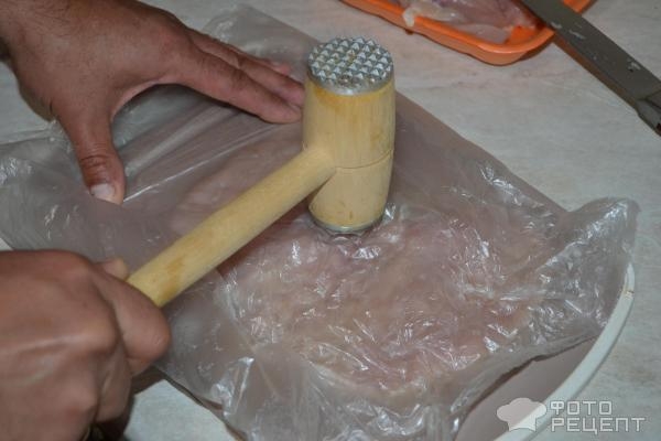 Рецепт: Рулетики из куриного филе - С сыром, творогом, пряностями и сметаной