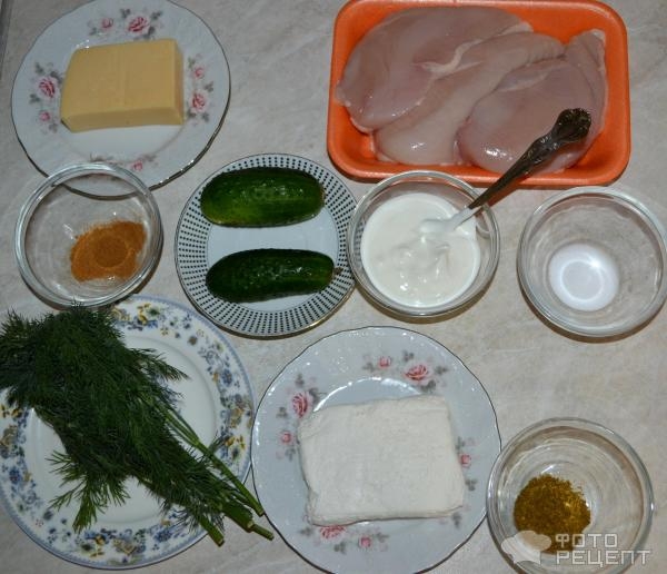 Рецепт: Рулетики из куриного филе - С сыром, творогом, пряностями и сметаной