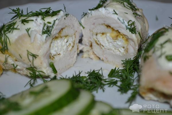 Рецепт: Рулетики из куриного филе - С сыром, творогом, пряностями и сметаной