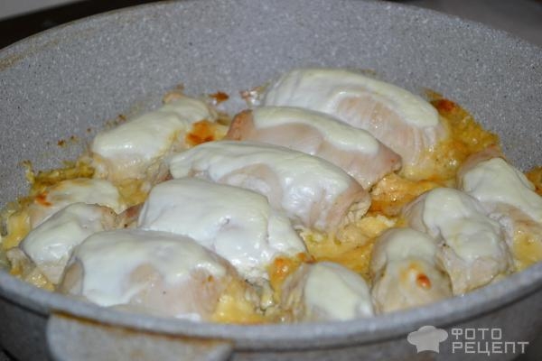 Рецепт: Рулетики из куриного филе - С сыром, творогом, пряностями и сметаной