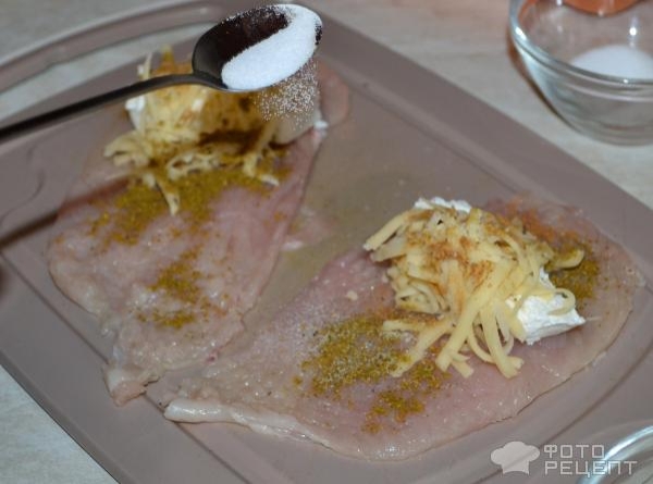 Рецепт: Рулетики из куриного филе - С сыром, творогом, пряностями и сметаной