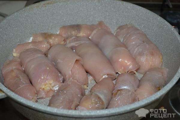 Рецепт: Рулетики из куриного филе - С сыром, творогом, пряностями и сметаной