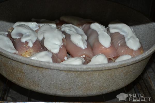 Рецепт: Рулетики из куриного филе - С сыром, творогом, пряностями и сметаной