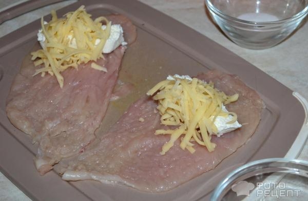 Рецепт: Рулетики из куриного филе - С сыром, творогом, пряностями и сметаной