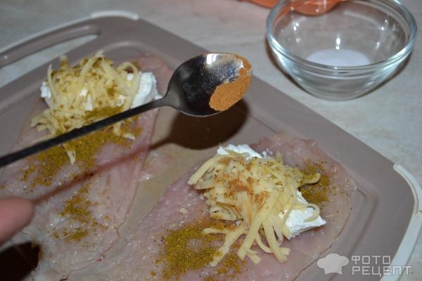 Рецепт: Рулетики из куриного филе - С сыром, творогом, пряностями и сметаной