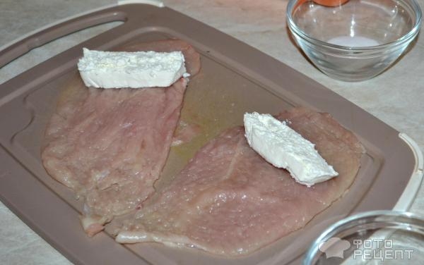 Рецепт: Рулетики из куриного филе - С сыром, творогом, пряностями и сметаной