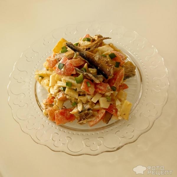 Рецепт: Салат "Балтийский" - Со шпротами и помидорами.