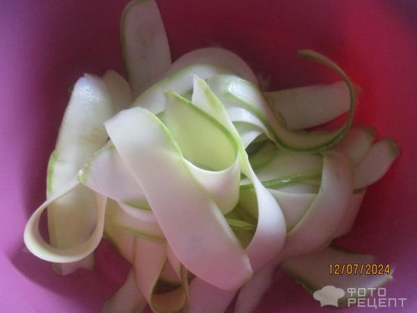 Рецепт: Салат из кабачков и огурцов - весенний Рецепт: Салат из кабачков и огурцов - весенний