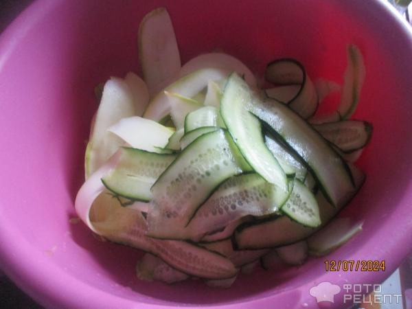 Рецепт: Салат из кабачков и огурцов - весенний Рецепт: Салат из кабачков и огурцов - весенний