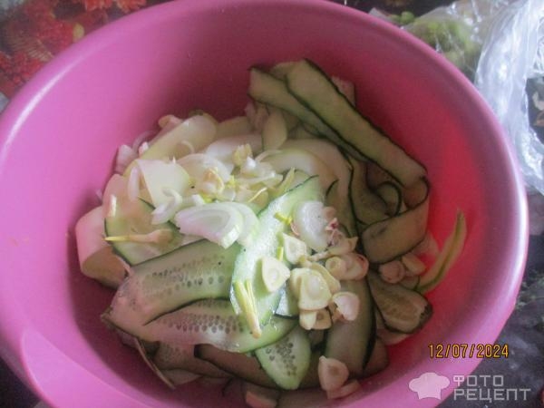 Рецепт: Салат из кабачков и огурцов - весенний Рецепт: Салат из кабачков и огурцов - весенний