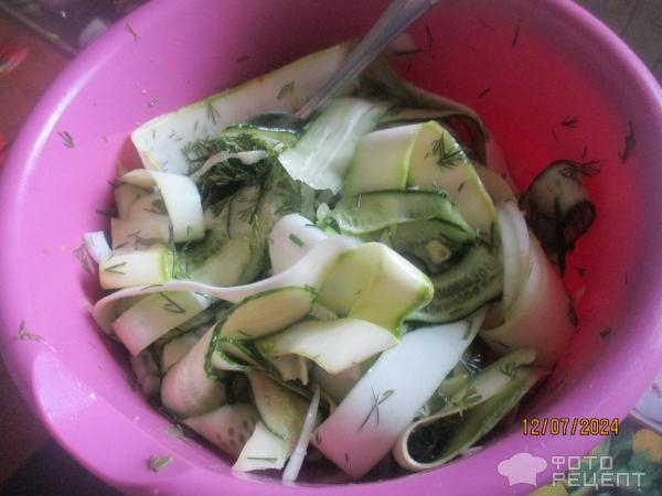 Рецепт: Салат из кабачков и огурцов - весенний Рецепт: Салат из кабачков и огурцов - весенний