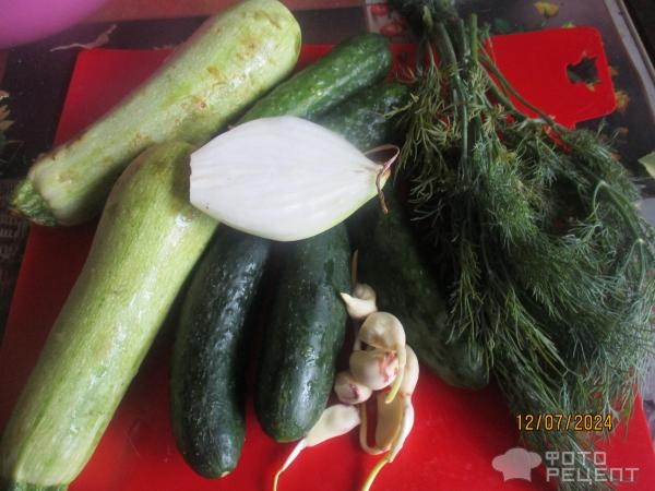 Рецепт: Салат из кабачков и огурцов - весенний Рецепт: Салат из кабачков и огурцов - весенний