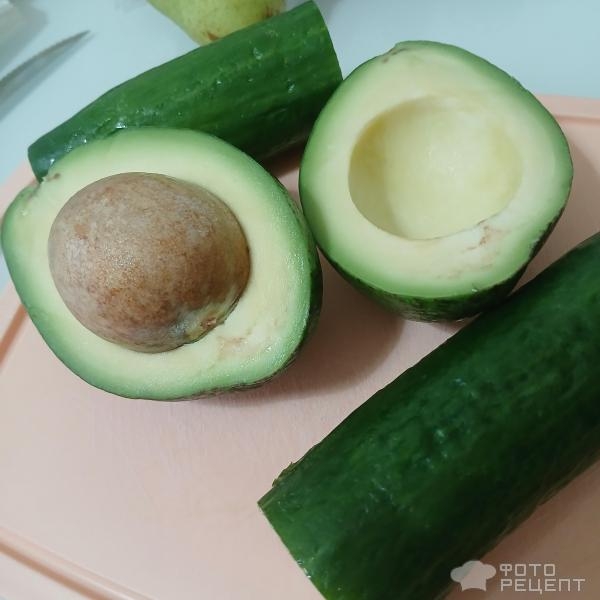 Рецепт: Салат из помидоров, огурца и авокадо со сметаной - Летний букет витаминов: шесть видов овощей. С горчичной заправкой и свежей зеленью.