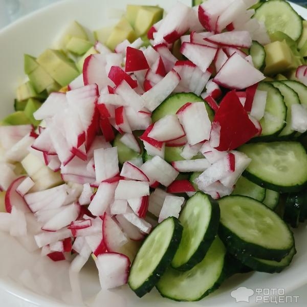 Рецепт: Салат из помидоров, огурца и авокадо со сметаной - Летний букет витаминов: шесть видов овощей. С горчичной заправкой и свежей зеленью.