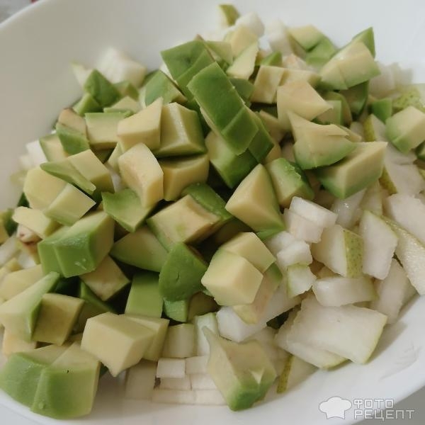 Рецепт: Салат из помидоров, огурца и авокадо со сметаной - Летний букет витаминов: шесть видов овощей. С горчичной заправкой и свежей зеленью.