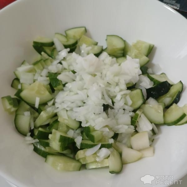 Рецепт: Салат из помидоров, огурца и авокадо со сметаной - Летний букет витаминов: шесть видов овощей. С горчичной заправкой и свежей зеленью.