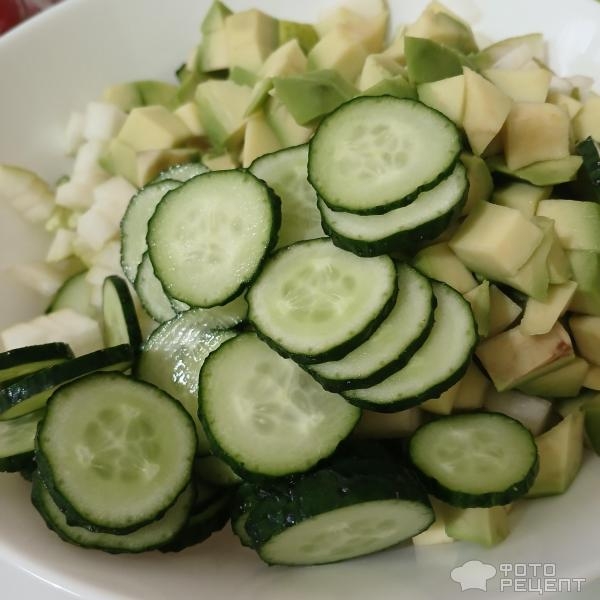 Рецепт: Салат из помидоров, огурца и авокадо со сметаной - Летний букет витаминов: шесть видов овощей. С горчичной заправкой и свежей зеленью.