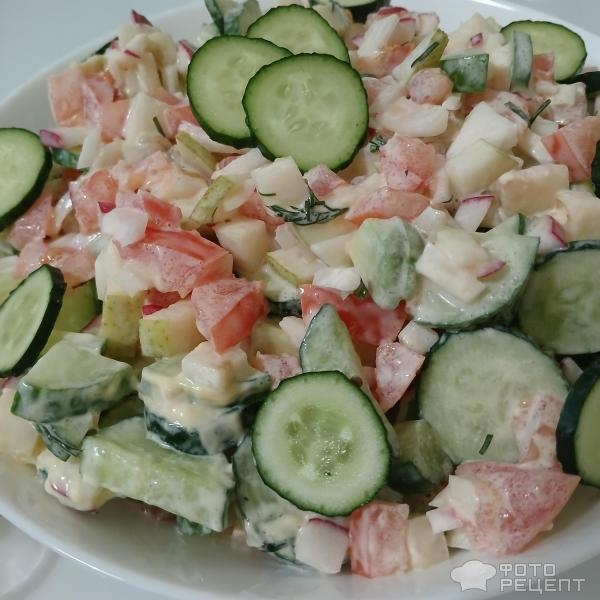 Рецепт: Салат из помидоров, огурца и авокадо со сметаной - Летний букет витаминов: шесть видов овощей. С горчичной заправкой и свежей зеленью.