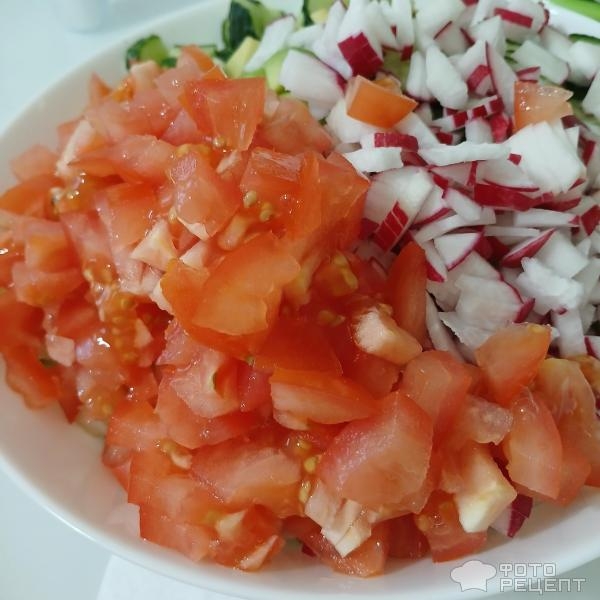 Рецепт: Салат из помидоров, огурца и авокадо со сметаной - Летний букет витаминов: шесть видов овощей. С горчичной заправкой и свежей зеленью.