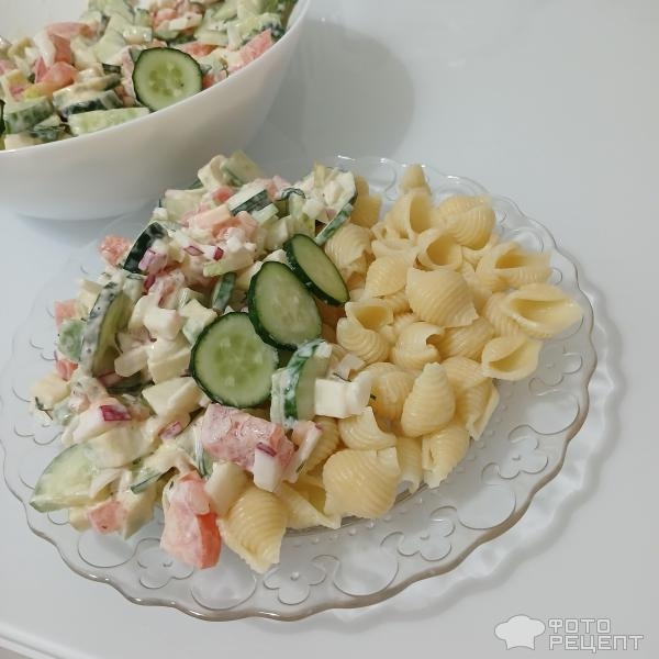 Рецепт: Салат из помидоров, огурца и авокадо со сметаной - Летний букет витаминов: шесть видов овощей. С горчичной заправкой и свежей зеленью.