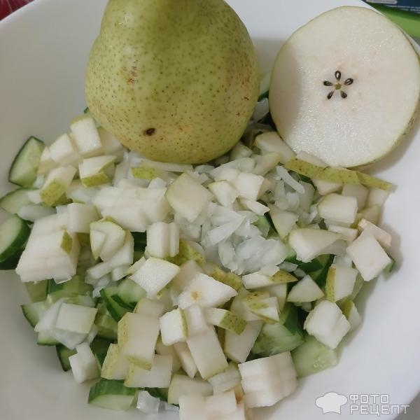 Рецепт: Салат из помидоров, огурца и авокадо со сметаной - Летний букет витаминов: шесть видов овощей. С горчичной заправкой и свежей зеленью.