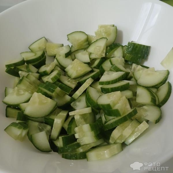 Рецепт: Салат из помидоров, огурца и авокадо со сметаной - Летний букет витаминов: шесть видов овощей. С горчичной заправкой и свежей зеленью.