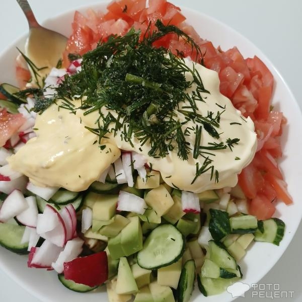 Рецепт: Салат из помидоров, огурца и авокадо со сметаной - Летний букет витаминов: шесть видов овощей. С горчичной заправкой и свежей зеленью.