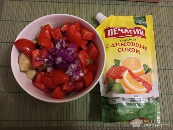 Рецепт: Салат из помидоров, огурцов и лука заправленный майонезом - Мой любимый салат заправленный майонезом с лимонным соком Печагин