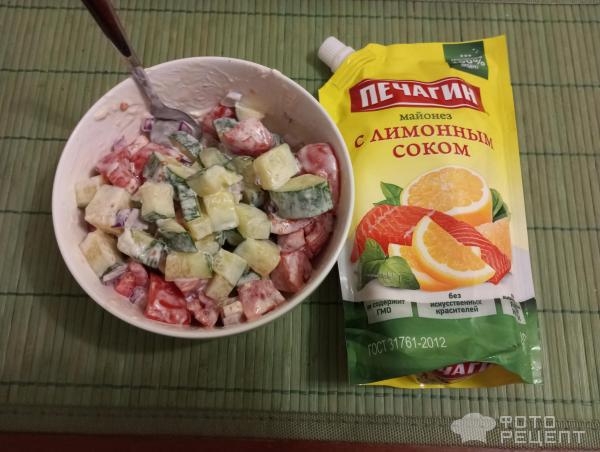 Рецепт: Салат из помидоров, огурцов и лука заправленный майонезом - Мой любимый салат заправленный майонезом с лимонным соком Печагин