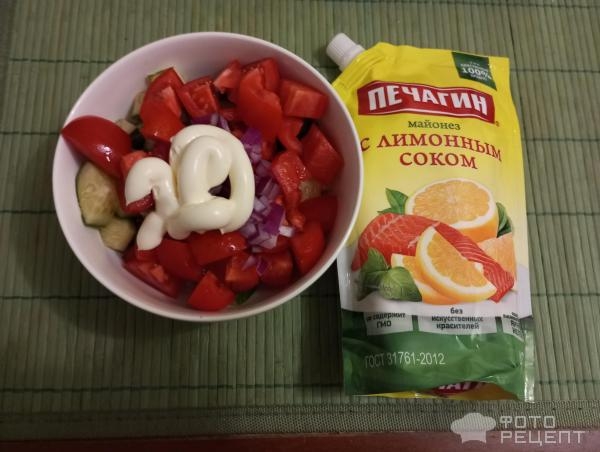 Рецепт: Салат из помидоров, огурцов и лука заправленный майонезом - Мой любимый салат заправленный майонезом с лимонным соком Печагин