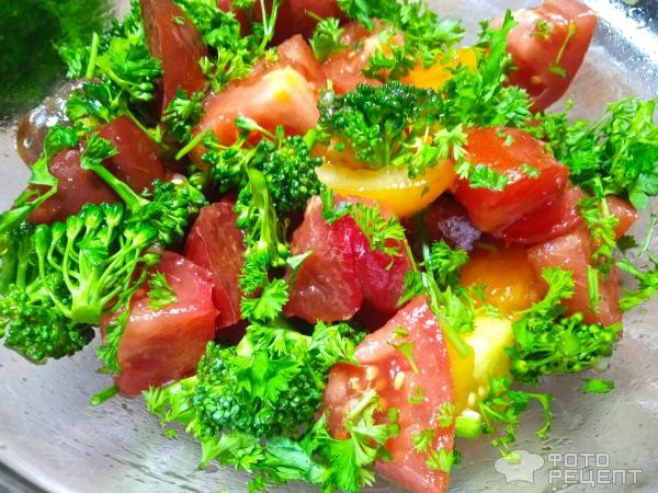 Рецепт: Салат из свежей брокколи - с помидорами и соусом терияки