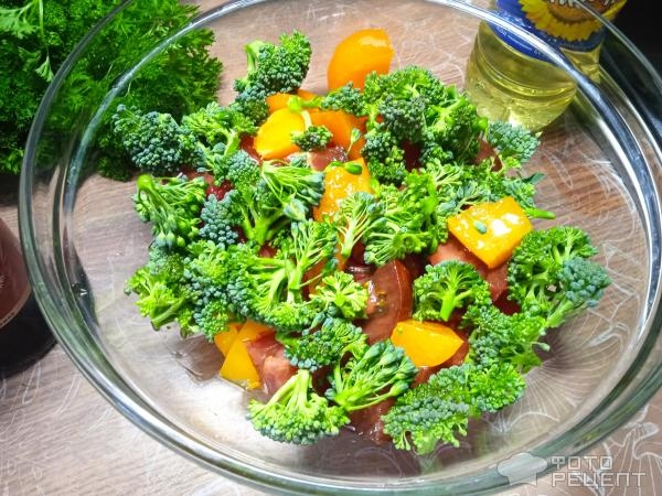 Рецепт: Салат из свежей брокколи - с помидорами и соусом терияки