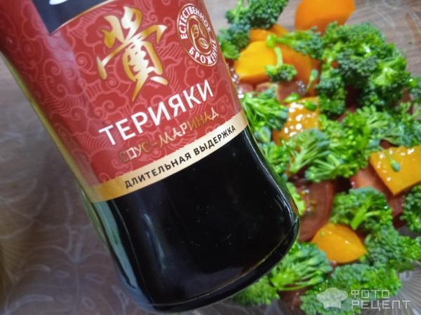 Рецепт: Салат из свежей брокколи - с помидорами и соусом терияки