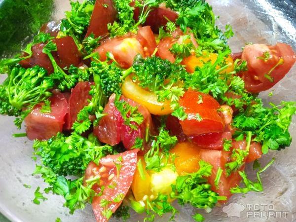 Рецепт: Салат из свежей брокколи - с помидорами и соусом терияки