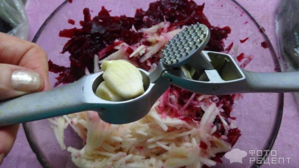 Рецепт: Салат из вареной свеклы "Вкусный" - Яркий , вкусный и очень полезный. Рецепт: Салат из вареной свеклы "Вкусный" - Яркий , вкусный и очень полезный.