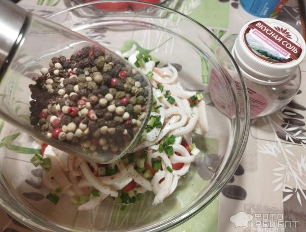 Рецепт: Салат кальмары с овощами - консервированный кальмар, свежие овощи, куриные яйца,