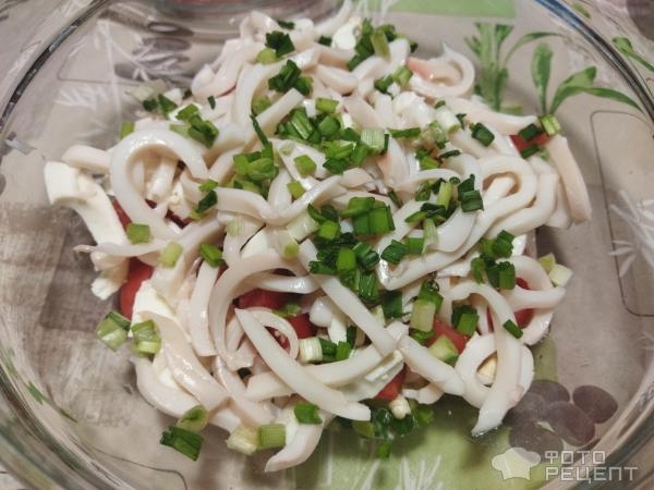 Рецепт: Салат кальмары с овощами - консервированный кальмар, свежие овощи, куриные яйца,