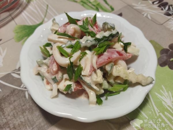 Рецепт: Салат кальмары с овощами - консервированный кальмар, свежие овощи, куриные яйца,