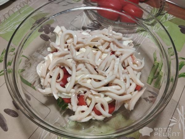 Рецепт: Салат кальмары с овощами - консервированный кальмар, свежие овощи, куриные яйца,